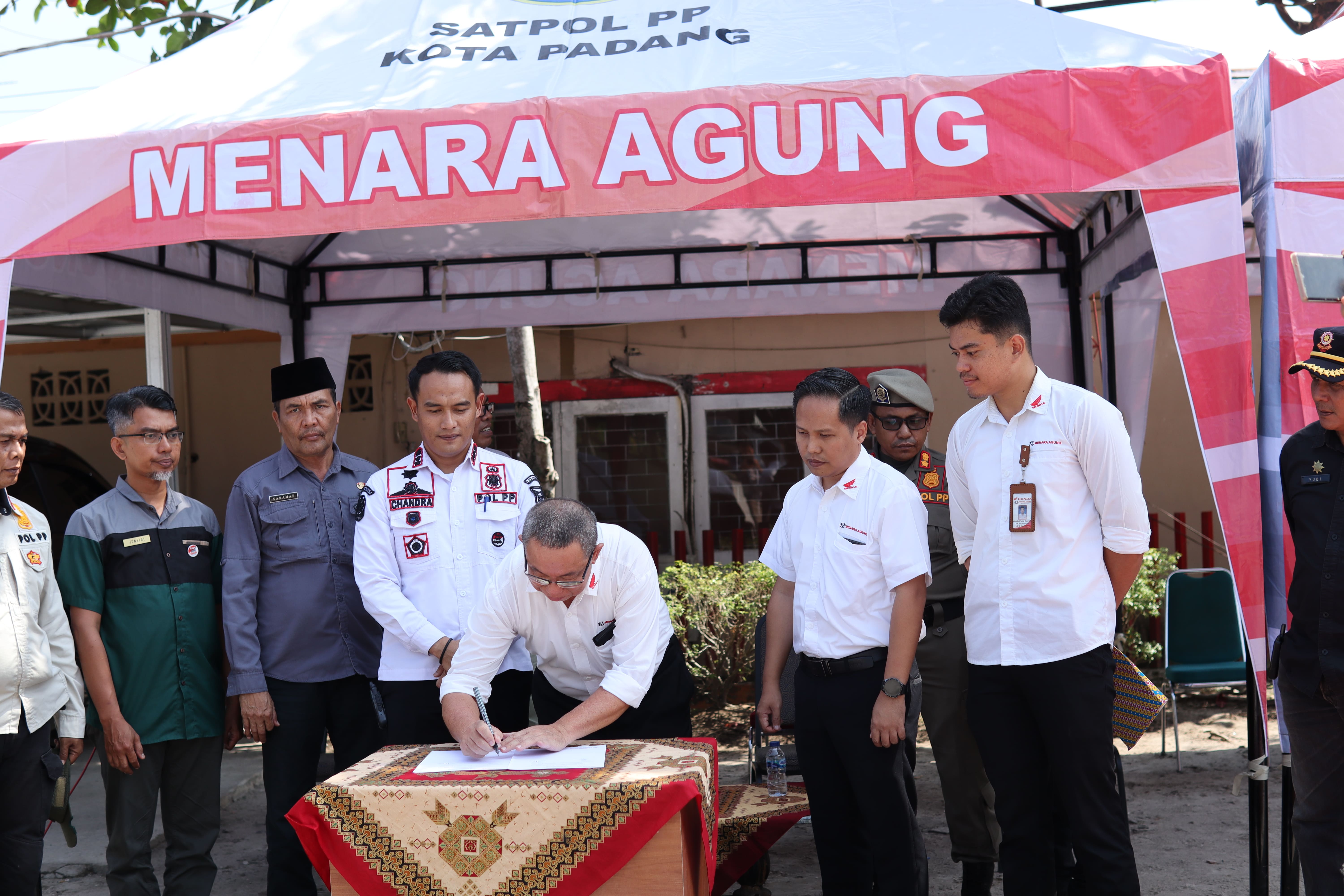 Bersama Wujudkan Kota Padang Aman dan Tertib, PT Menara Agung Sumbangkan Tenda Untuk Satpol PP Kota Padang