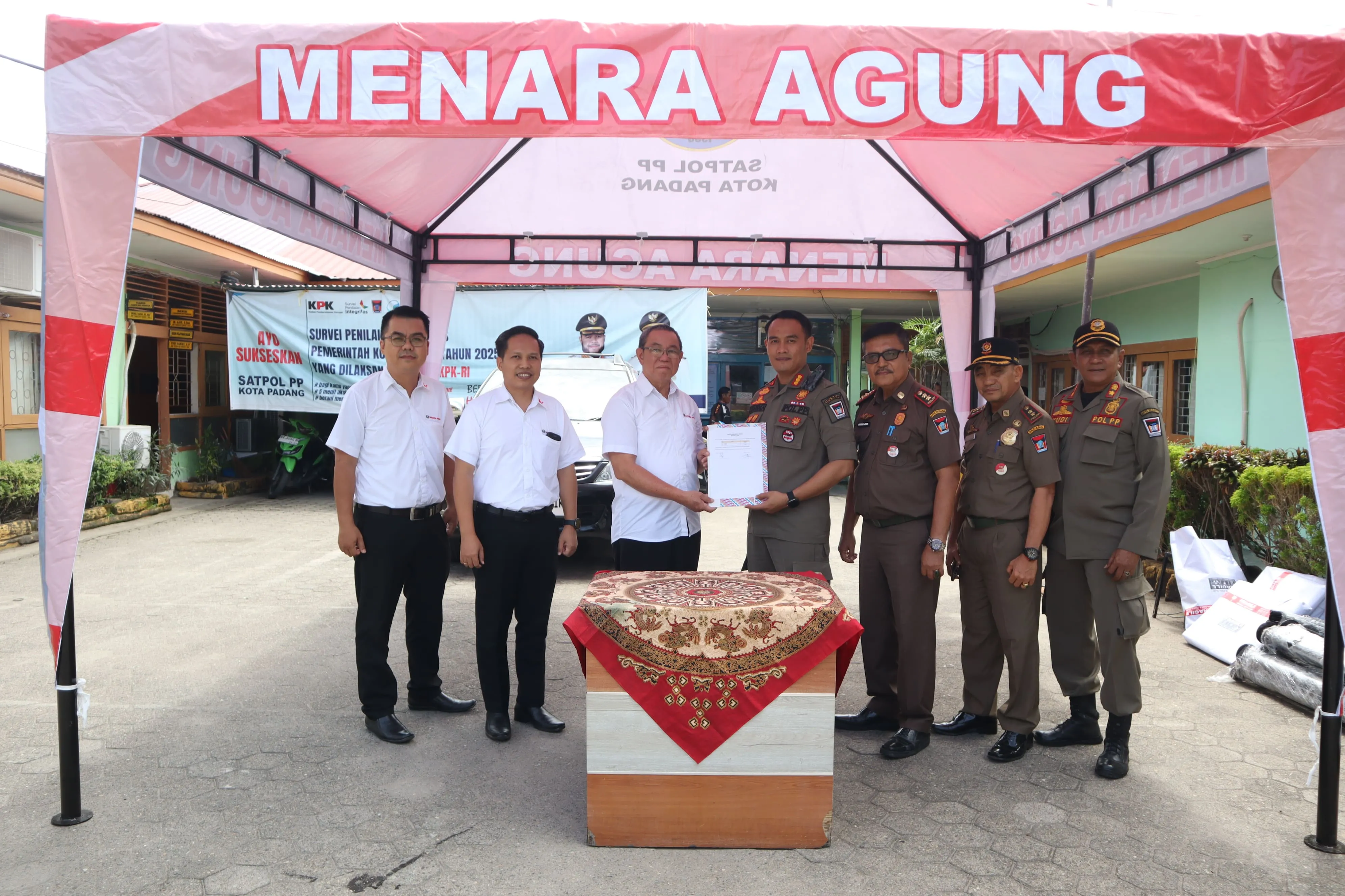 Dukung Kinerja Penegak Perda Menara Agung Sumbangkan Tenda untuk Satpol PP Kota Padang