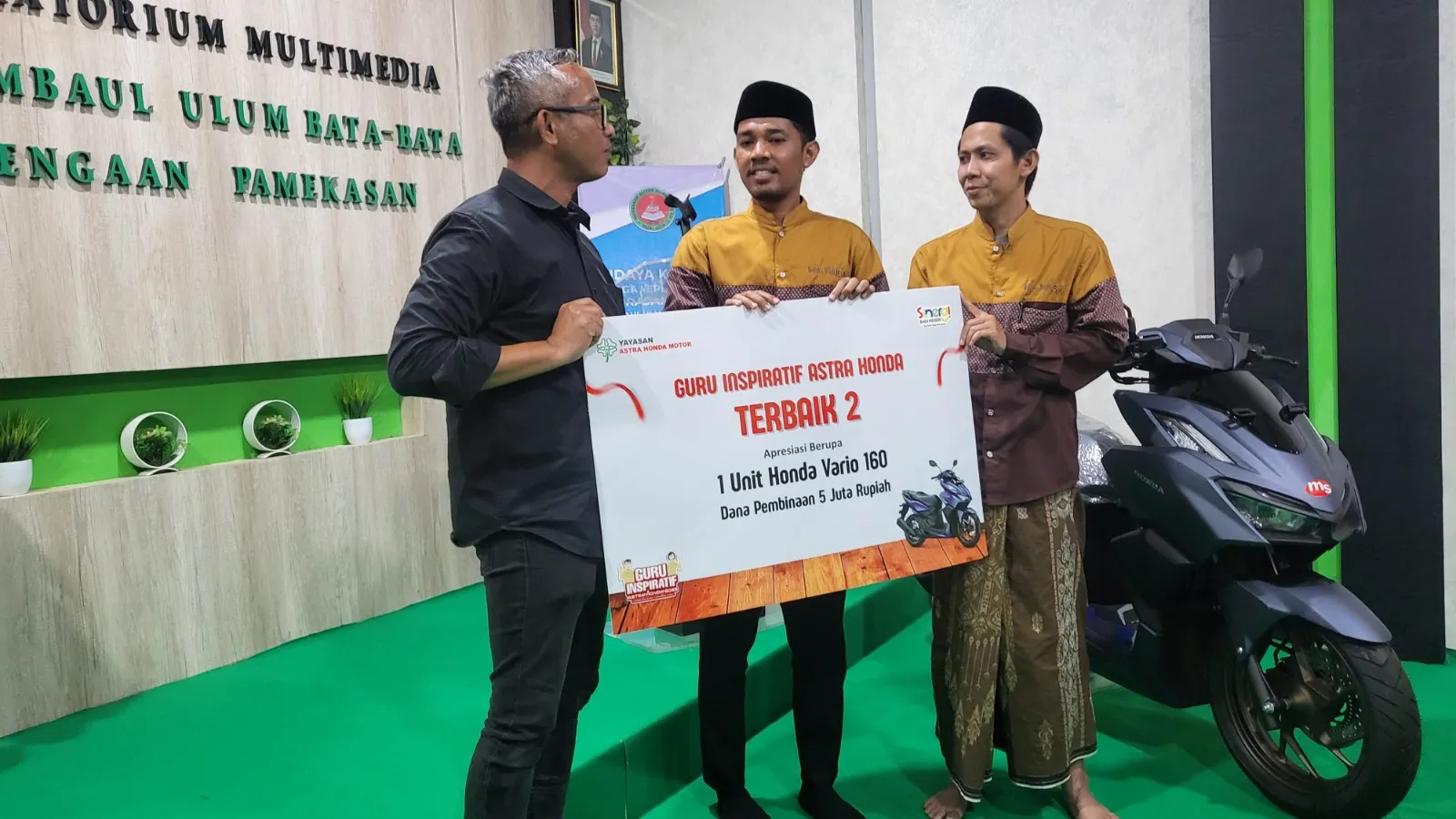 Peringati Hari Guru, Yayasan AHM Apresiasi Dedikasi Guru Inspiratif
