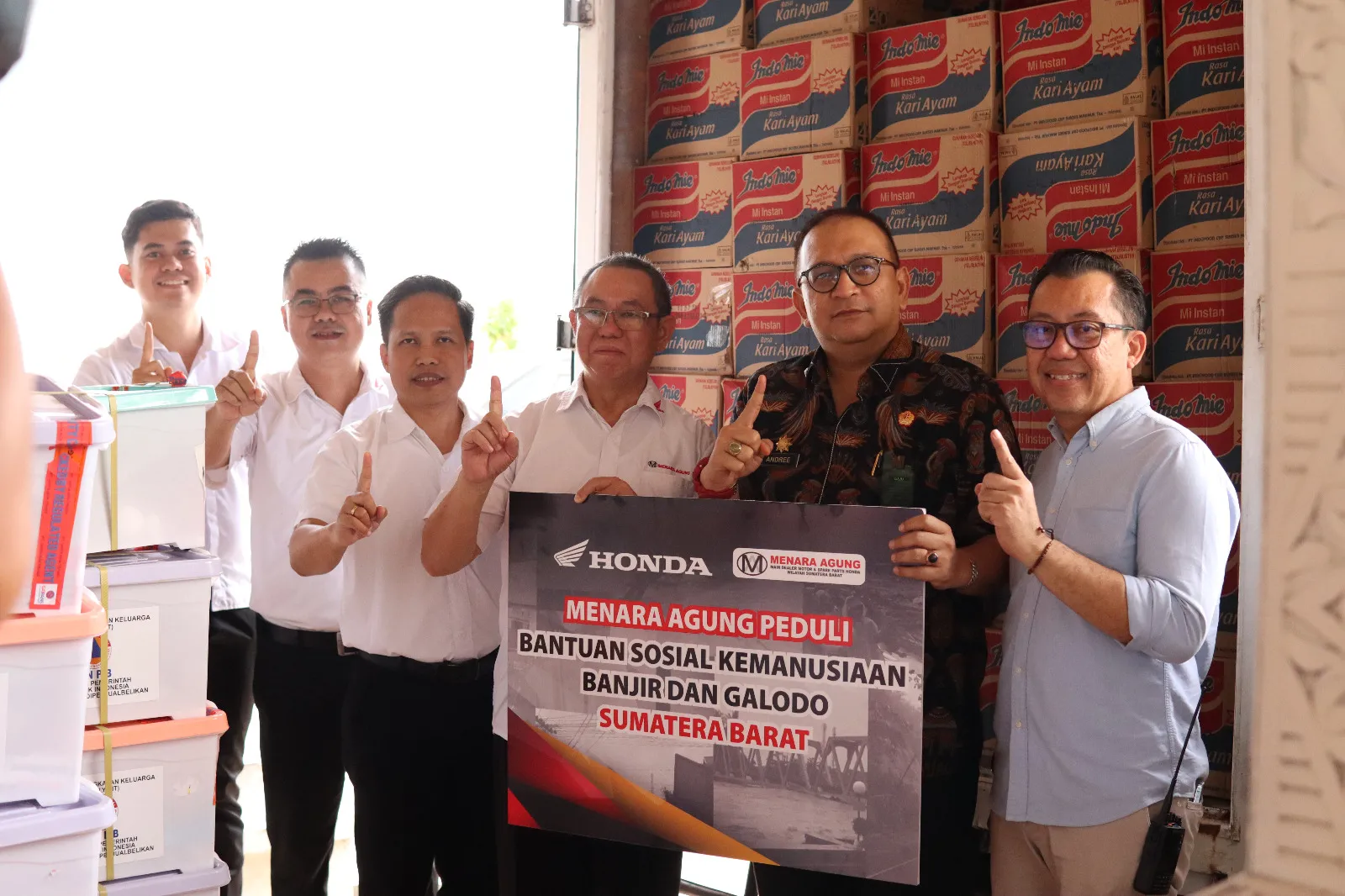 Satu Hati untuk Sumbar, PT Menara Agung Salurkan 2,5 Ton Beras, Bantuan Pokok, dan Service Gratis