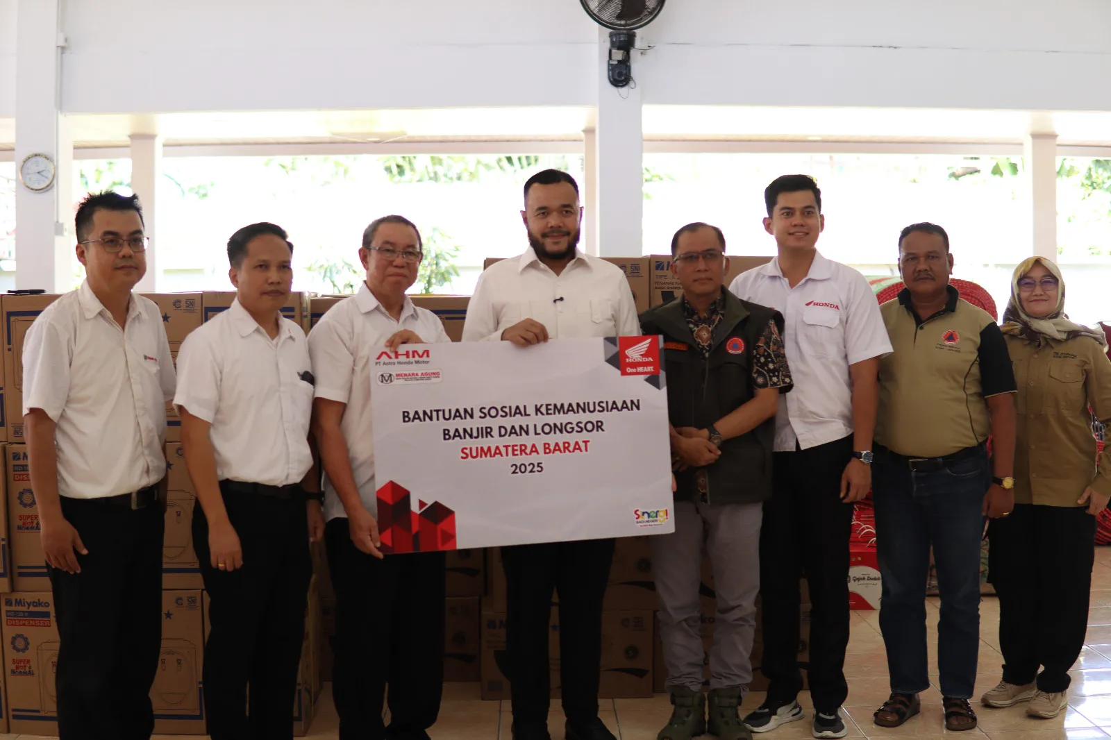 Dukung Pemulihan Pascabencana, AHM Bersama PT Menara Agung Salurkan Bantuan Peralatan Rumah Tangga di Sumbar